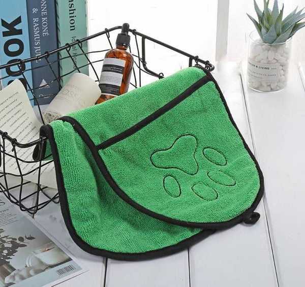 Ultra-absorbent pet dog bath towel. The microfibers make this drying towel super absorbent, with a pocket for small and medium-sized dogs.