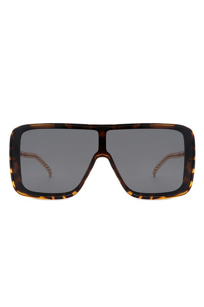 These Square Fashion Flat Top Oversize Retro Sunglasses feature a classic design that is sure to complement any look. With their large frame and sturdy construction, you can enjoy the sun in style. chic, reto, stylish, fashionable accessory