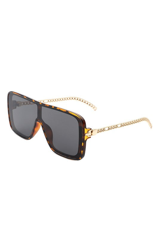 These Square Fashion Flat Top Oversize Retro Sunglasses feature a classic design that is sure to complement any look. With their large frame and sturdy construction, you can enjoy the sun in style.