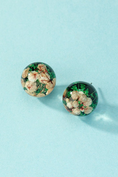 Ball stud earrings with dried flowers