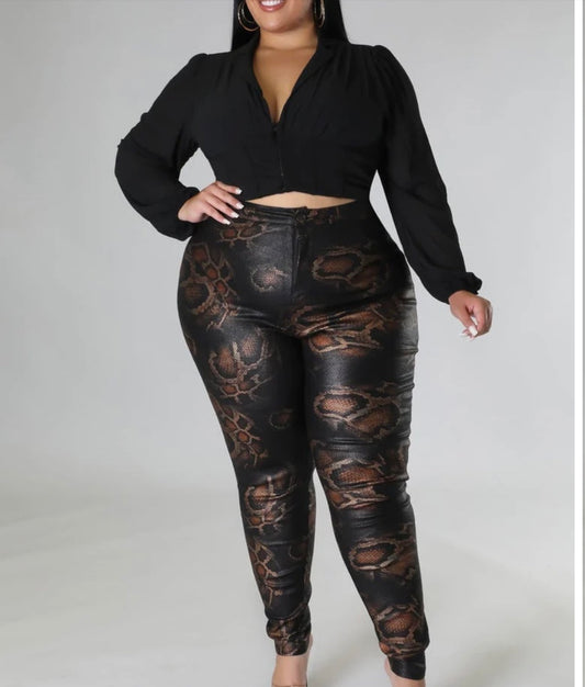 Make a statement with our Happy Size Snake Bite Pants! Featuring a sleek snake print over a high waist for a totally chic look, these plus-size pants offer all-day comfort with amazing stretch. Feel confident and secure in any outfit! Holiday party, Christmas, Thanksgiving, news years outfit. date night, winery, brunch outfit
