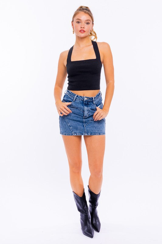 RIBBED KNIT CAMI FEATURED IN A CROPPED SILHOUETTE