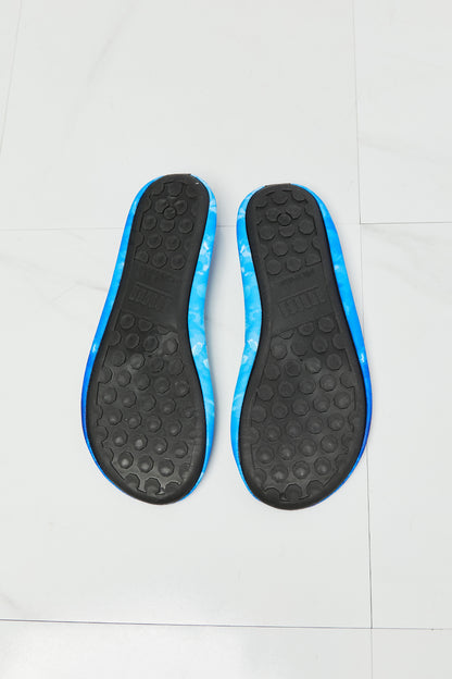 Water shoes are a must-have for anyone who loves spending time in or near the water. Whether you're going for a swim, kayaking, or just enjoying a day at the beach, water shoes provide protection and comfort for your feet. he durable outsole provides excellent traction, preventing slips and falls on wet or slippery surfaces. Type: Water shoes Sizing: XS: (US 4/5) S: (US 5.5/6) M: (US 7/8) L: (US 8.5/9) XL: (US 9.5/10.5) 2XL: (US 11/12) 3XL: (US 12.5/13.5)